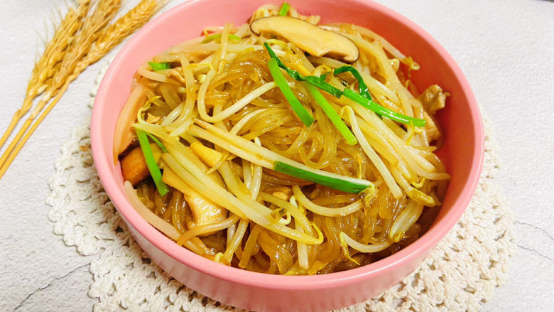 豆芽炒粉条 家常菜,豆芽炒粉条鲜香浓郁,一盘都不够吃😋
