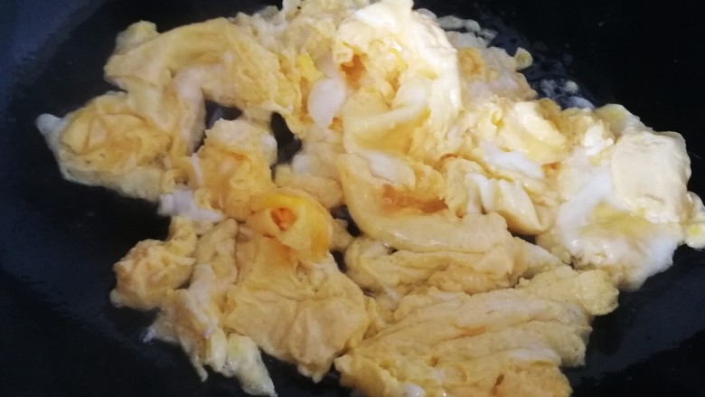 西兰花炒鸡蛋,热锅倒入适量油,倒入蛋液文火炒散。