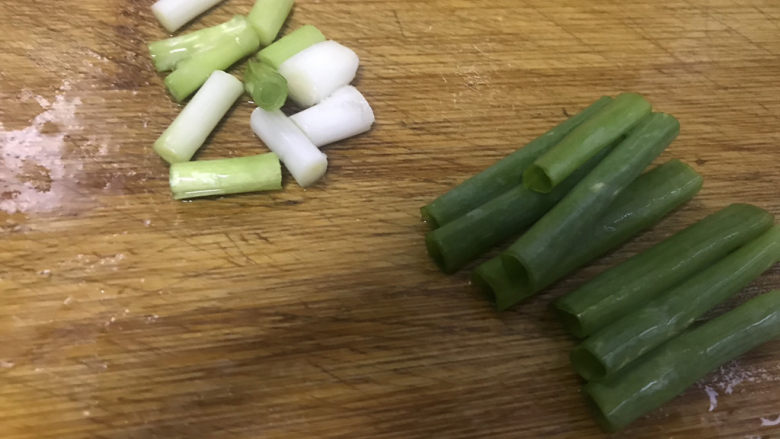 豆芽炒粉条,葱白切碎,葱叶切段