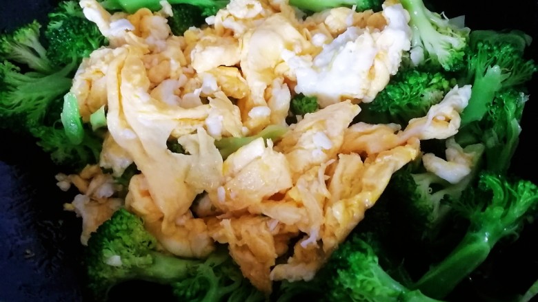 西兰花炒鸡蛋,倒入鸡蛋,文火翻炒均匀。