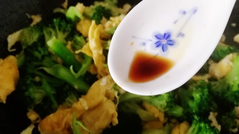 西兰花炒鸡蛋,出锅前少加一点醋,炒匀即可。