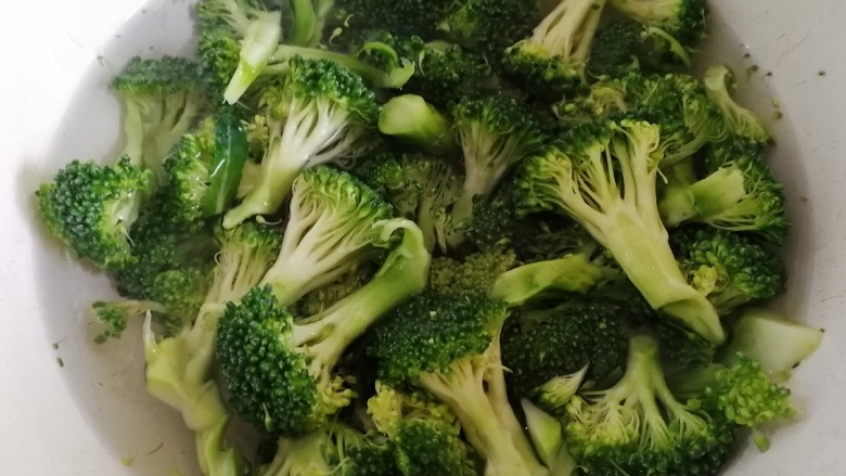 西兰花炒鸡蛋,放入少许小苏打,泡10分钟,清水洗干净。