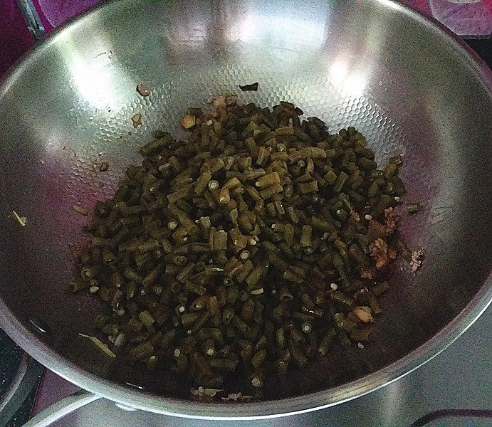 酸豆角炒肉末,倒入酸豆角
