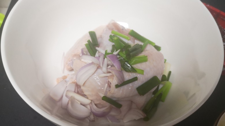 蒜香鸡翅,鸡翅加入葱段,洋葱,姜