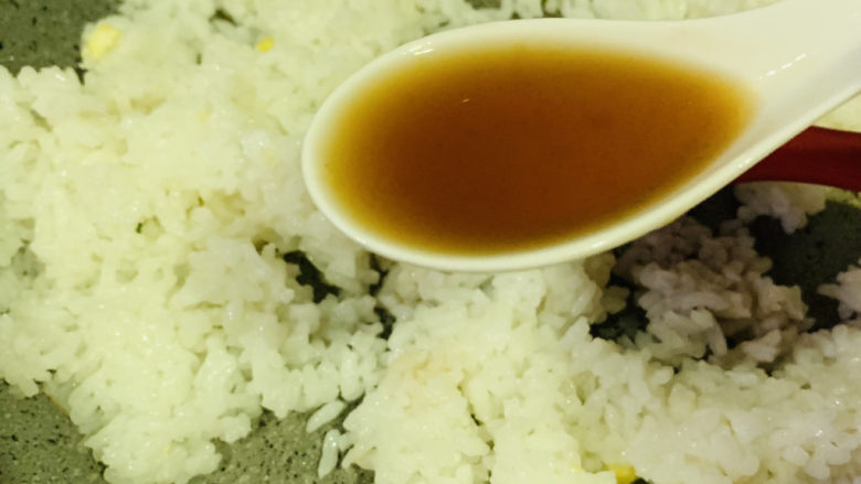 青菜炒饭,加<a style='color:red;display:inline-block;' href='/shicai/ 718'>料酒</a>,炝锅