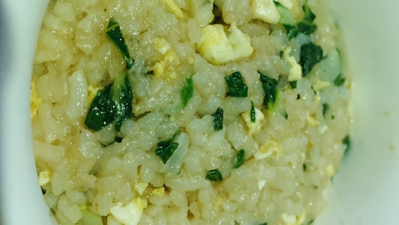 青菜炒饭,装入碗内,压实