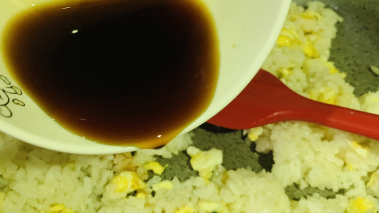 青菜炒饭,加入料汁,翻炒均匀调料