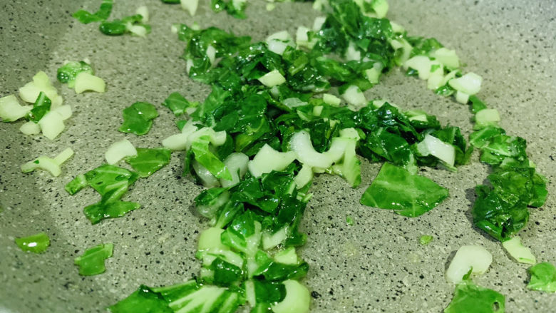 青菜炒饭,快速翻炒,过油