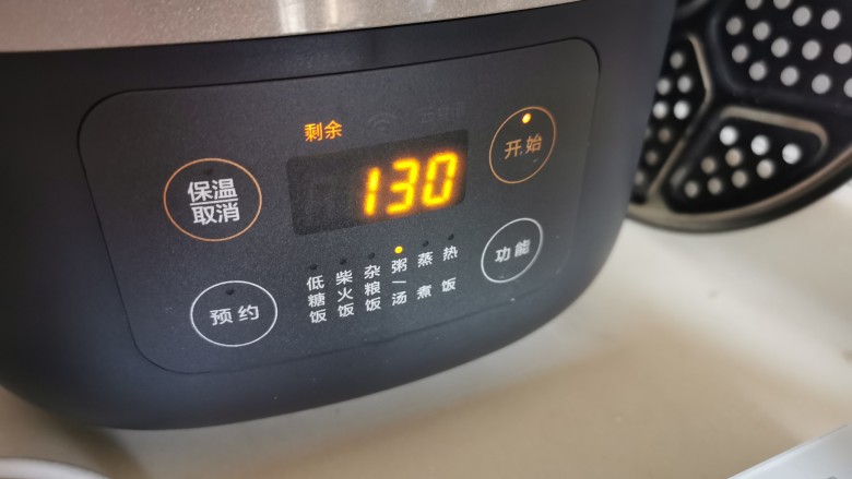 苹果小米粥,大约煮30-60分钟,想绵一点的煮久点。我用电饭煲,直接按煲粥功能。