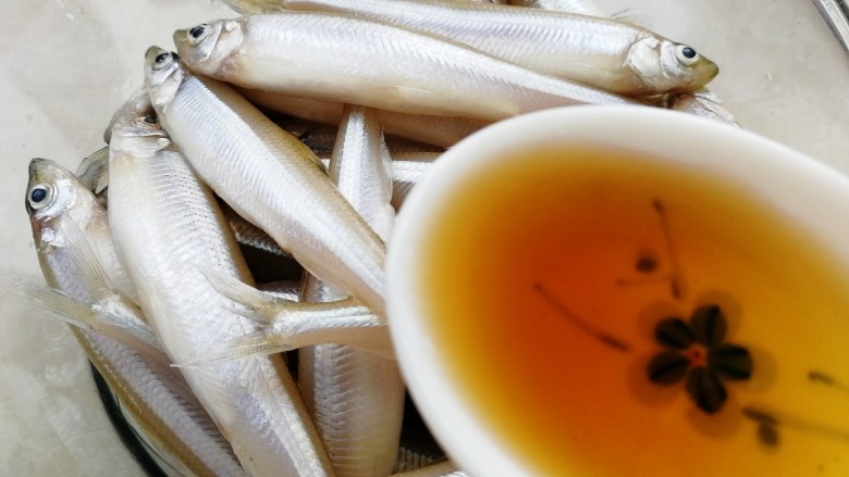 香炸胡瓜鱼,加一汤匙<a style='color:red;display:inline-block;' href='/shicai/ 718'>料酒</a>,腌制几分钟。