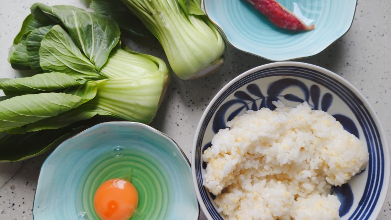 青菜炒饭,首先我们准备好所有食材