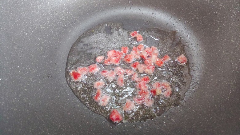 青菜炒饭,待锅内油热，下腊肠，煸香