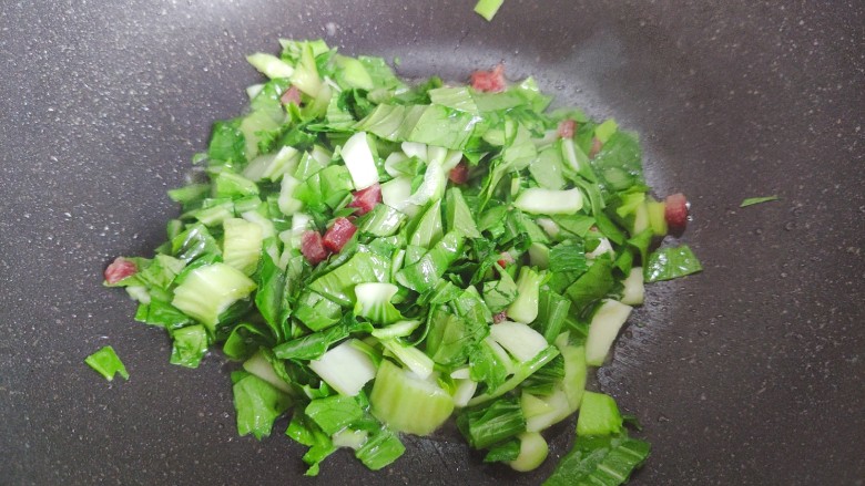 青菜炒饭,加入青菜,翻炒至青菜稍稍变软,体积变小