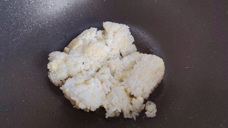 青菜炒饭,油热后下米饭,翻炒30秒
