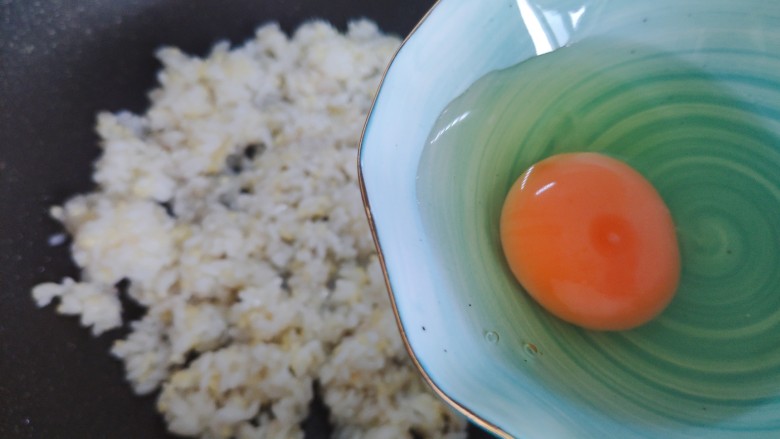 青菜炒饭,将米饭平铺摊开,倒入<a style='color:red;display:inline-block;' href='/shicai/ 9'>鸡蛋</a>