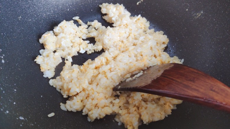 青菜炒饭,然后不停翻炒,翻炒至米饭粒稍稍干燥,不再湿哒哒的
