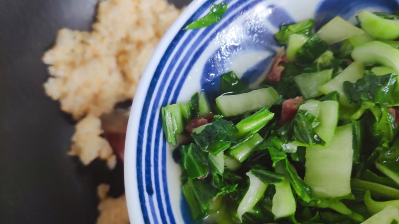 青菜炒饭,加入之前炒好的青菜