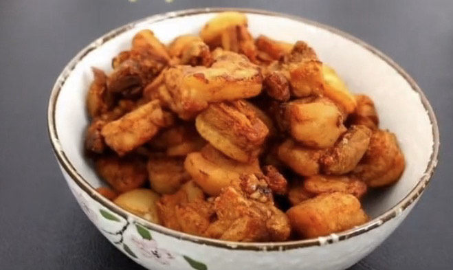 猪油拌面,过滤出来的油渣可是好东西,可不能随便倒掉。小时候难得有零食,这个油渣撒点砂糖和盐,就是小朋友很好的零食。还有就是用来做后面的拌面,那可是很好的拌面伴侣。