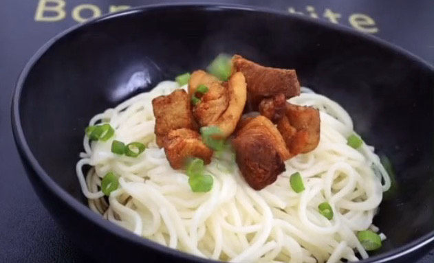 猪油拌面,哈哈哈,作为一个美食博主怎么可以这么随便,稍微的摆摆盘,装饰一下总还是要的吧。来点油渣,再来点葱花点缀一下,好了可以拍照发朋友圈了,嘻嘻!