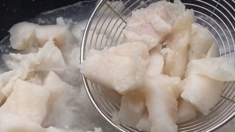 猪油拌面,大火烧开,煮出脏东西就可以捞出备用了