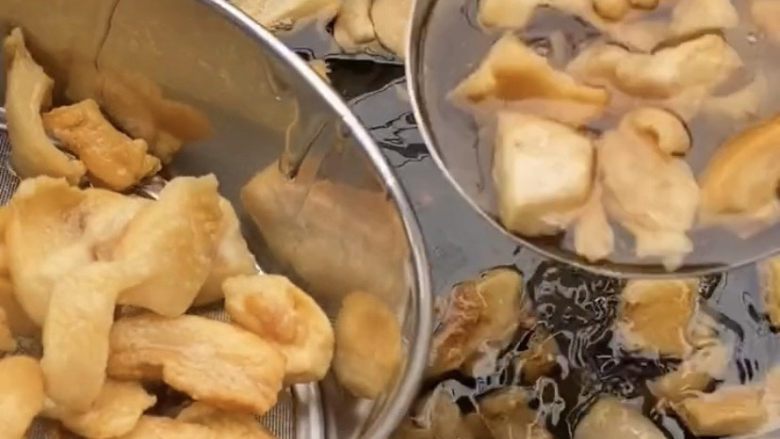 猪油拌面,然后把油渣过滤出来,小时候妈妈为了猪油可以保存得更久一点一般都会加一小勺盐进去。我这个是为了做烘培用的,所以就什么都不加。