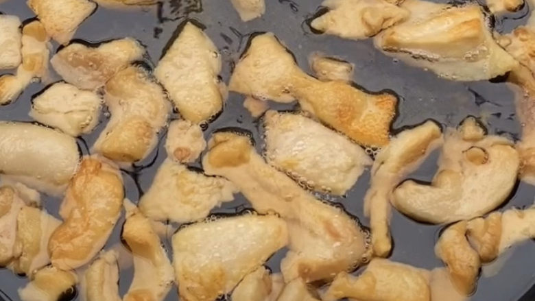 猪油拌面,怎么判断熬好了吗,就看猪油块是不是变得很小,颜色变黄,变脆,猪油块已经变成油渣就可以了。