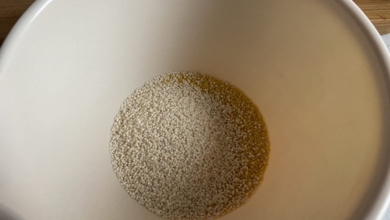 苹果小米粥,加点白色的，不是说煮粥的话多加入几种不同的米，营养比较全面嘛。