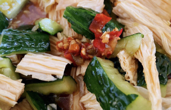 苹果小米粥,今天早上凉拌了一个腐竹黄瓜，还做了葱油饼，配上这碗苹果小米粥，很不错哦。