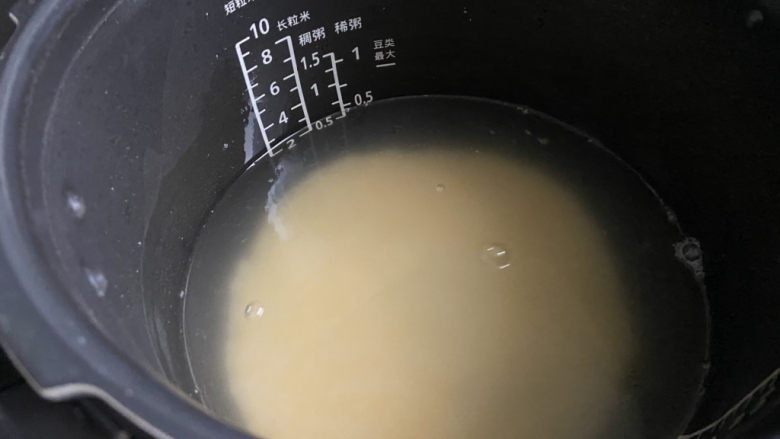 苹果小米粥,将小米淘洗干净，加入适当的水泡一会。