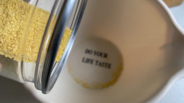 苹果小米粥,小米倒入小盆中。