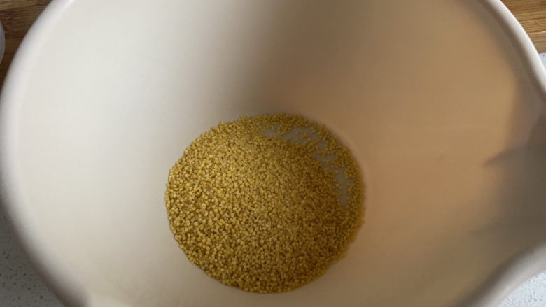 苹果小米粥,这种是黄色的小米。