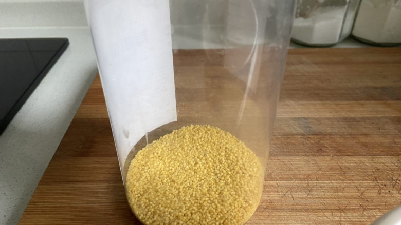 苹果小米粥,家里有这种有机<a style='color:red;display:inline-block;' href='/shicai/ 493'>小米</a>，而且是不同颜色的，有黄色、白色、墨绿色，以前不知道<a style='color:red;display:inline-block;' href='/shicai/ 493'>小米</a>竟然还有这么多种颜色。