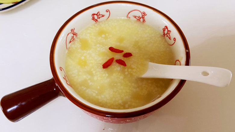 苹果小米粥,煮好后就可以盛出来啦，放几粒枸杞做装饰。