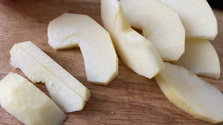 苹果小米粥,去皮去籽。