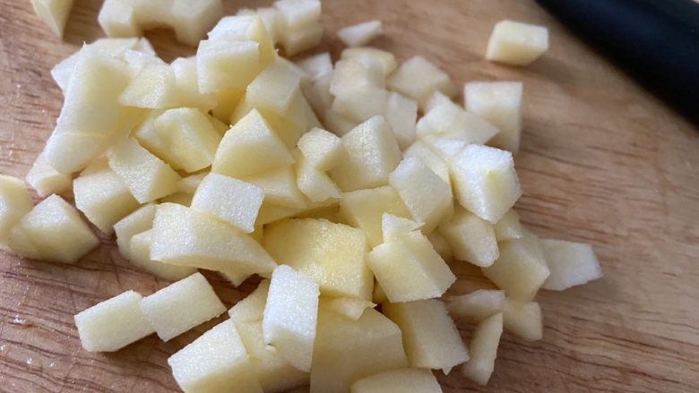 苹果小米粥,再切成小块。