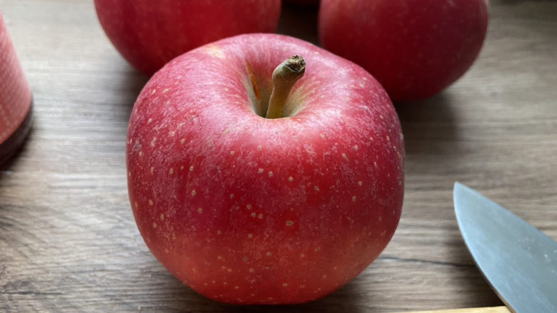 苹果小米粥,红<a style='color:red;display:inline-block;' href='/shicai/ 591'>苹果</a>，看见红红的<a style='color:red;display:inline-block;' href='/shicai/ 591'>苹果</a>心情也好。