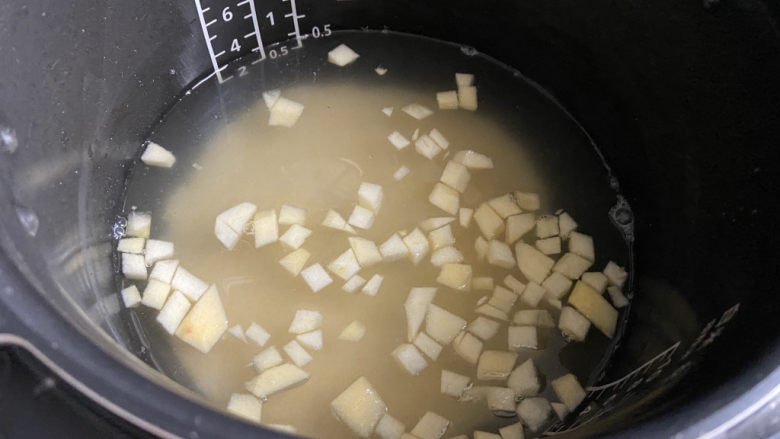 苹果小米粥,倒入到锅中跟小米一起煮。