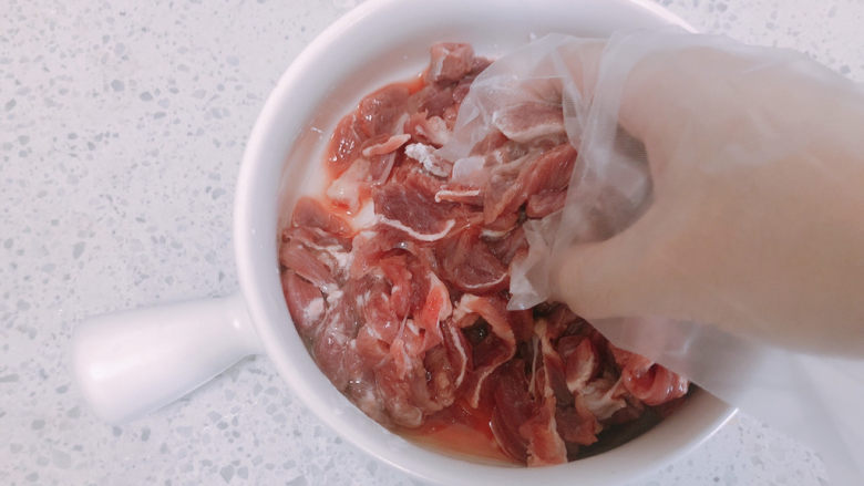 雪菜肉丝面,带上手套,抓匀。