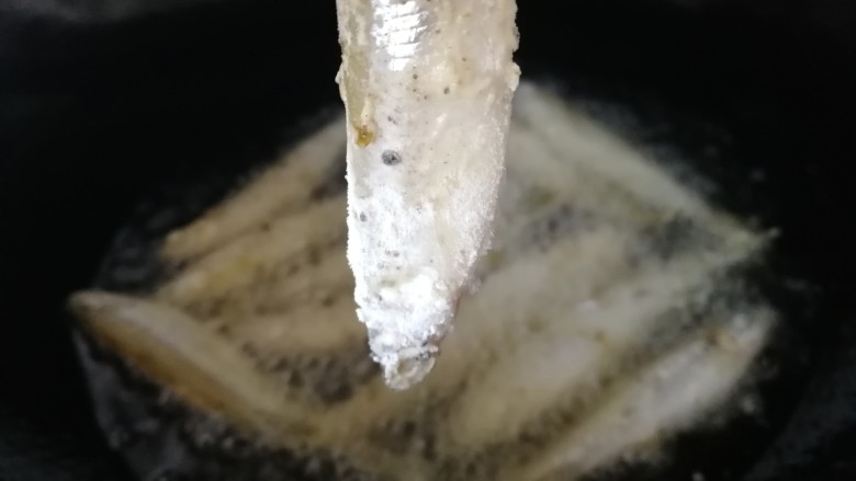 香炸胡瓜鱼,油温6成热,逐条放入油锅。