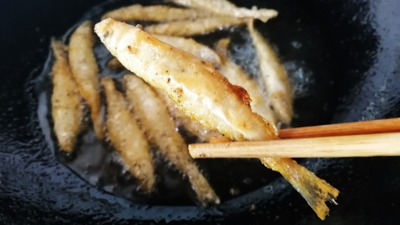 香炸胡瓜鱼,炸至金黄,表皮酥脆。