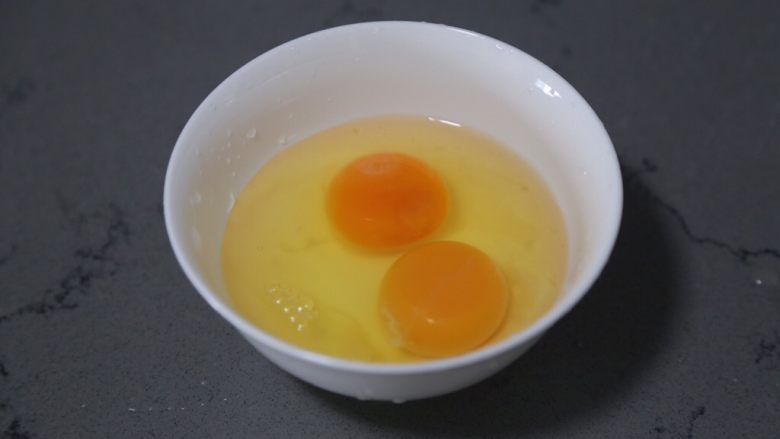 酸豆角炒鸡蛋,<a style='color:red;display:inline-block;' href='/shicai/ 9'><a style='color:red;display:inline-block;' href='/shicai/ 9'>鸡蛋</a></a>打入碗中