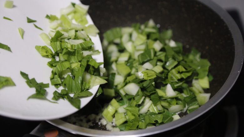 青菜炒饭,接着倒入青菜