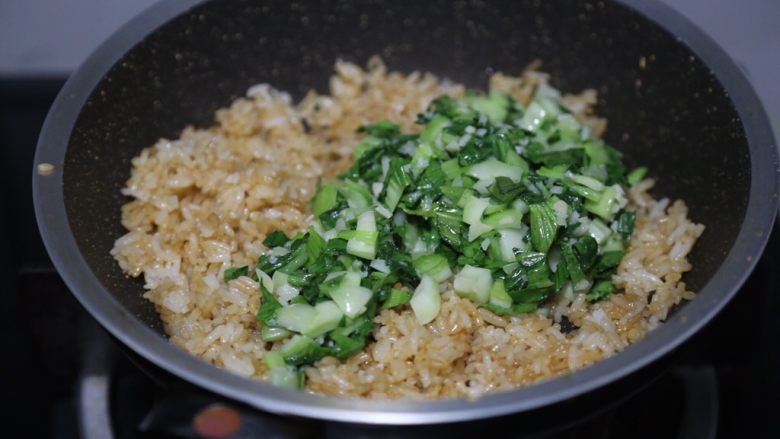 青菜炒饭,再加入炒好的青菜