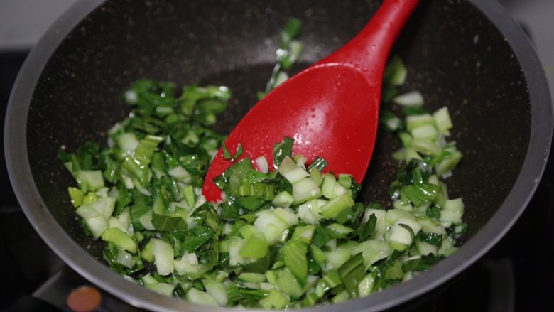 青菜炒饭,翻炒至青菜变翠绿后关火