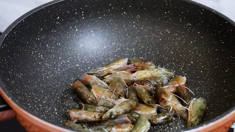 潮汕海鲜粥,锅中倒入适量的食用油烧热,放入虾头