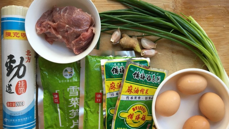 雪菜肉丝面,所有材料洗净待用,我这是四人的份量,可根据自家情况加减用量哦