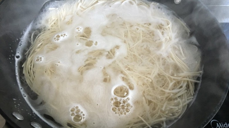 雪菜肉丝面,锅内烧开水,下面条,然后准备一盆冷水