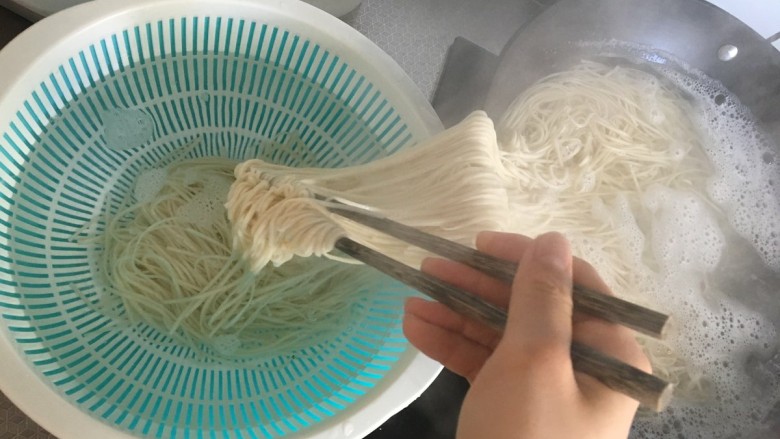 雪菜肉丝面,再次煮开后,把面条捞起来放入刚才准备好的冷水里