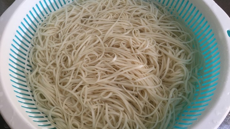雪菜肉丝面,至少淘洗一次换一遍水,使面条不会粘连,如果有冰块准备冰水面条会更劲道哦