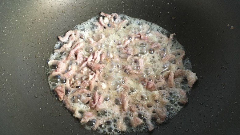 雪菜肉丝面,鸡蛋煎好先盛出来,然后把肉丝放进去炒至微焦